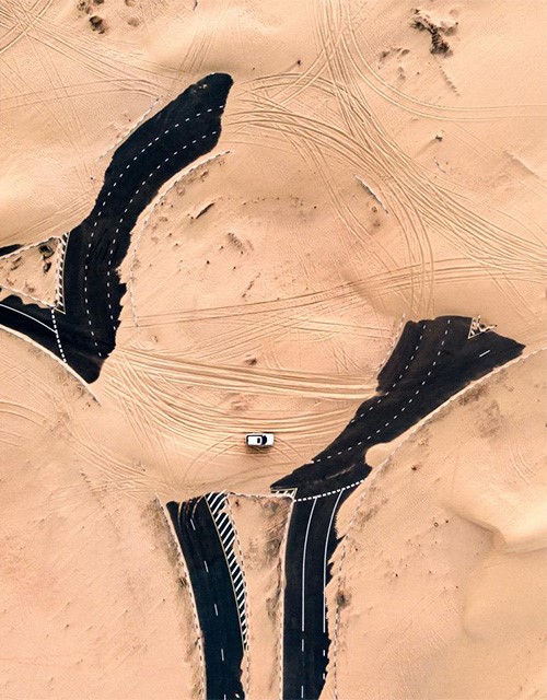 صور ملفتة لشوارع تغطيها رمال الصحراء في الإمارات.. ما سرها؟