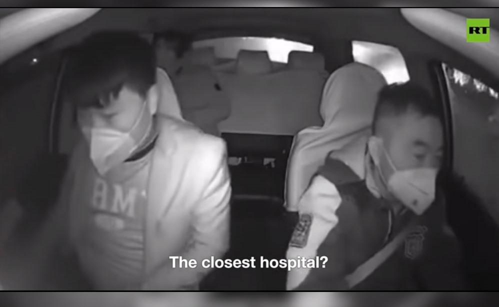بالفيديو.. سائق تاكسي يطرد راكبا مصابا بفيروس كورونا