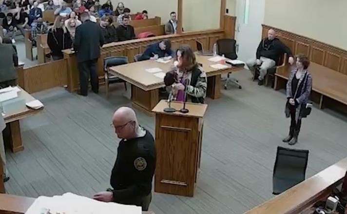بالفيديو.. رجل يشعل سيجارة حشيش داخل محكمة بأمريكا