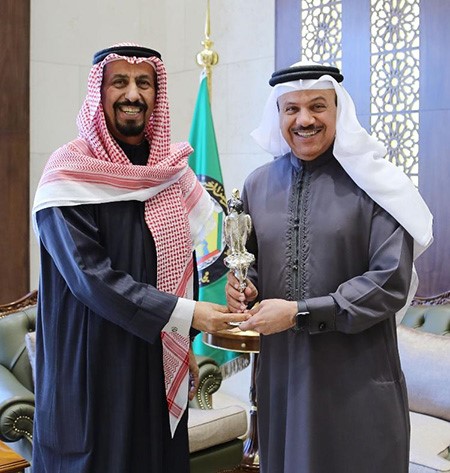 السفير الشيخ علي الخالد مستقبلا د.عبد اللطيف الزياني 