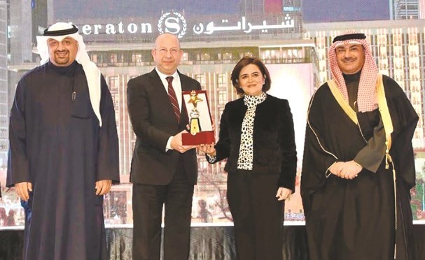 منير عامر يتسلم الجائزة من د.غدير أسيري بحضور الشيخ خالد العبدالله وجمال النصرالله