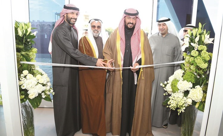 محافظ العاصمة الشيخ طلال الخالد وعبدالوهاب الحوطي لحظة قص شريط الافتتاح