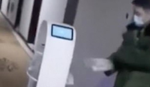 بالفيديو .. لمنع انتشار كورونا روبوتات تقدم الطعام في فندق بالصين