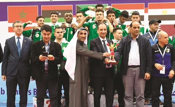 محمد منسي ود.محمد مستحسن يقدمان كأس المركز الأول لرئيس الاتحاد الجزائري