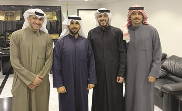 الشيخ فهد الناصر خلال استقباله أعضاء جائزة غولدن ون