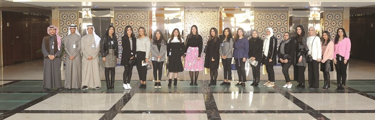 لقطة جماعية لمتدربي هيئة أسواق المال حديثي التخرج خلال زيارتهم إلى غرفة التجارة