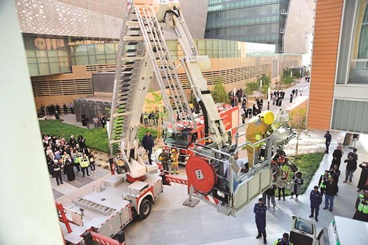 رجال الإطفاء خلال تعاملهم بآليات متقدمة مع الحادث الوهمي