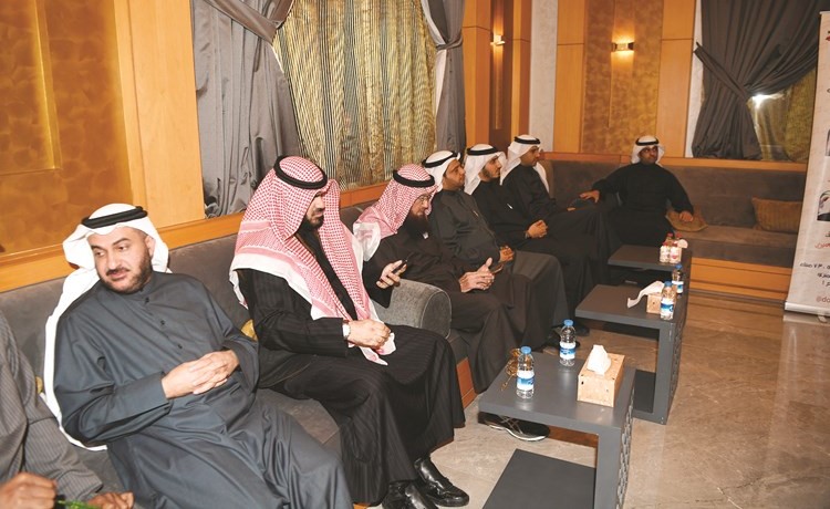 رياض العدساني وفيصل اليحيى وبدر الداهوم وخالد شخير وخالد السلطان وأسامة المناور ومحمد الكندري خلال الندوة	 (محمد هاشم)