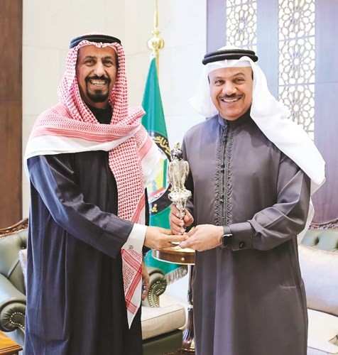 الشيخ علي الخالد خلال لقائه د.عبداللطيف الزياني