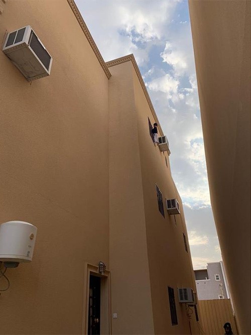 بالصور.. انقاذ طفل في السعودية علق في نافذة منزله بالطابق الثالث
