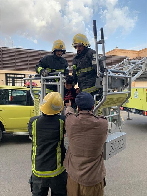 بالصور.. انقاذ طفل في السعودية علق في نافذة منزله بالطابق الثالث