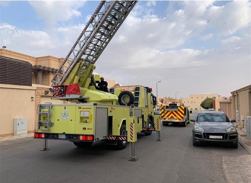 بالصور.. انقاذ طفل في السعودية علق في نافذة منزله بالطابق الثالث
