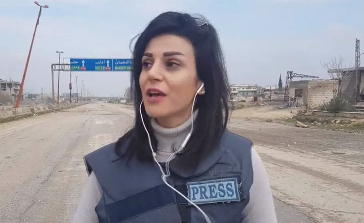 بالفیدیو.. لحظة انفجار قذیفة بمراسلة قناة "روسیا الیوم" خلال تغطیتھا إحدى المعارك بسوریا