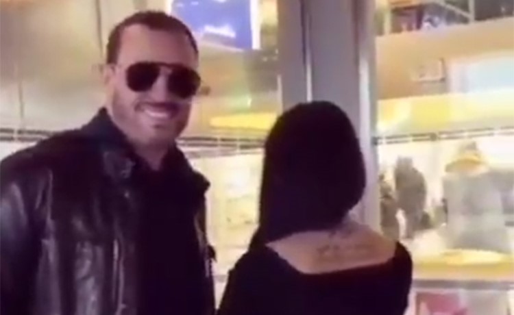 بالفيديو.. طلب غريب من معجبة يربك كاظم الساهر ويضحكه