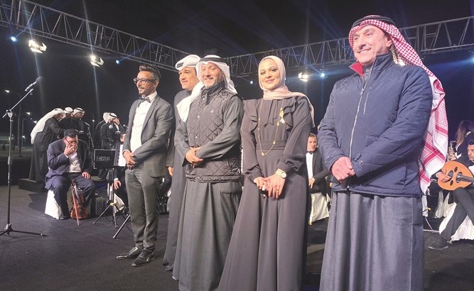 وكيل التلفزيون سعود الخالدي يتوسط محمد البلوشي ود.راشد النويشير وإسراء الحسيني وناصر اليوسف