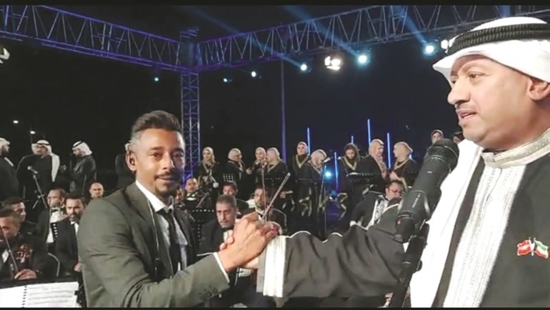 المطرب فيصل السعد مع المايسترو د.راشد النويشير بعد انتهاء وصلته