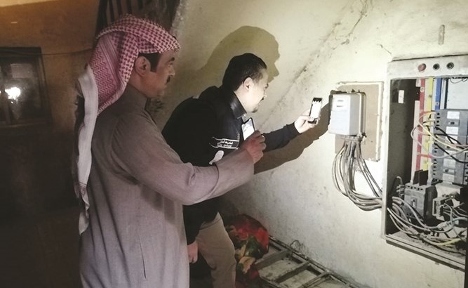 جانب من قطع التيار الكهربائي عن العقارات المخالفة في الجليب