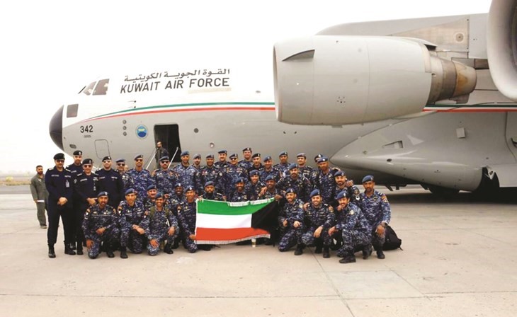 القوة الأمنية وهي تحمل علم الكويت في طريقها إلى دولة الإمارات العربية المتحدة الشقيقة
