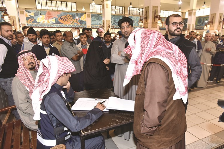 جانب من تسجيل الراغبين في حضور مزاد السمك