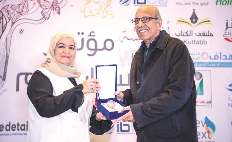 الشيخة أنيسة الصباح تكرم الكاتب العراقي سليم الشيخلي