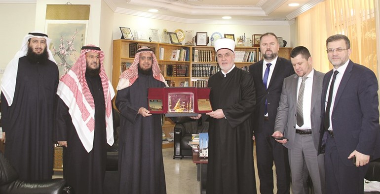 م.طارق العيسى العيسى يهدي مفتي عام البوسنة حسين كفازوفيش درع إحياء التراث