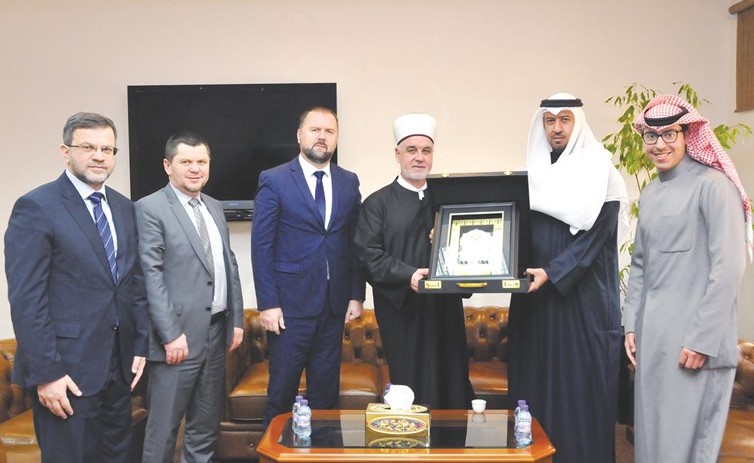 المستشار د.فهد العفاسي يقدم درعا تذكارية إلى د.حسين كفازوفيتش