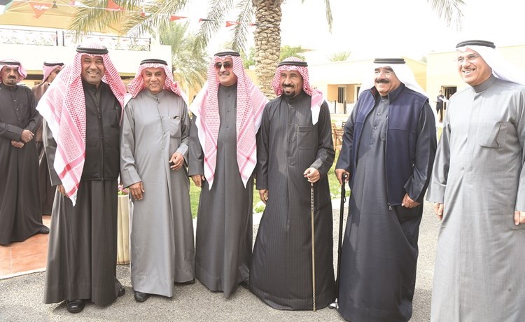 الشيخ علي الجابر مع ناصر الروضان وفيصل الحليلة وعدد من الحضور