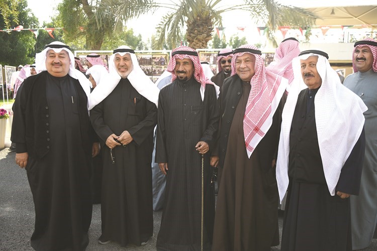 الشيخ علي الجابر متوسطا قتيبة الغانم وجواد بوخمسين ود.محمد البصيري والزميل د.عماد بوخمسين