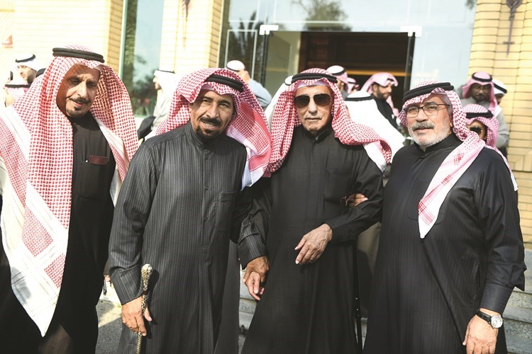 الفريق م.محمود الدوسري مع الشيخ علي الجابر والحضور