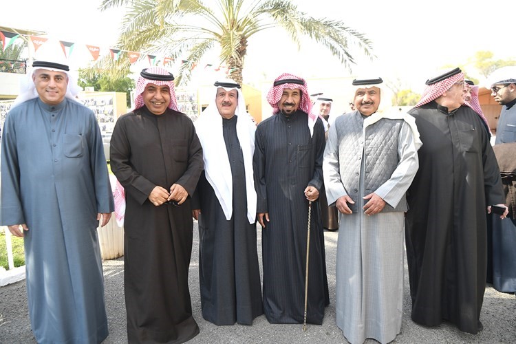 عبدالله المحيلبي وفيصل الغريب وعدد من الحضور مع الشيخ علي الجابر