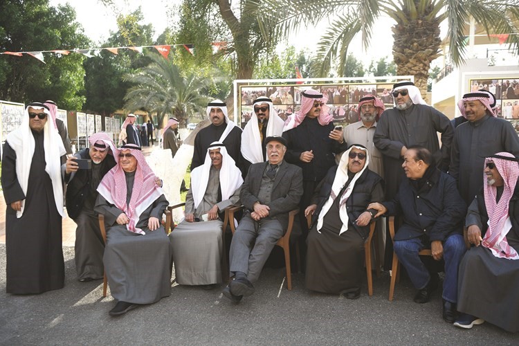 عبدالعزيز المفرج ومحمد السنعوسي وعدد من الحضور