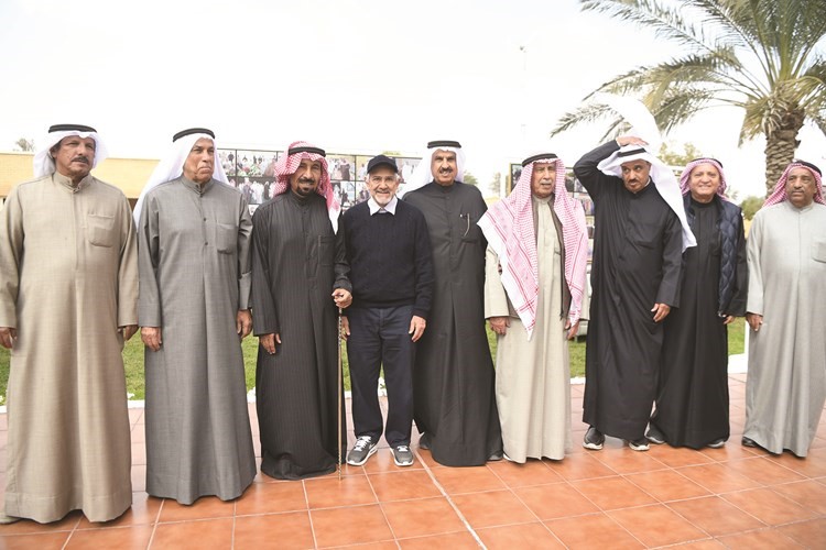 د.هلال الساير والشيخ علي الجابر يتوسطان عددا من الحضور في مزرعة عزايز	(محمد هاشم)