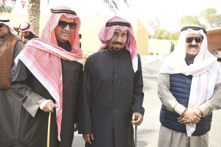 الشيخ علي الجابر متوسطا الزميل أحمد الجارالله وأحمد المليفي
