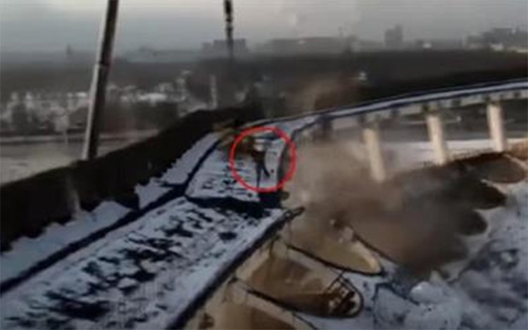 فیدیو.. انھیار سقف مجمع ریاضي ضخم أثناء وجود عمال فوقه لتفكیكه