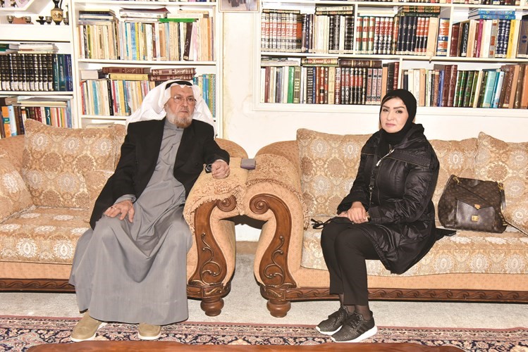 الرحالة محمد عقيل مسلم يتحدث للزميلة هالة عمران 	(محمد هنداوي)