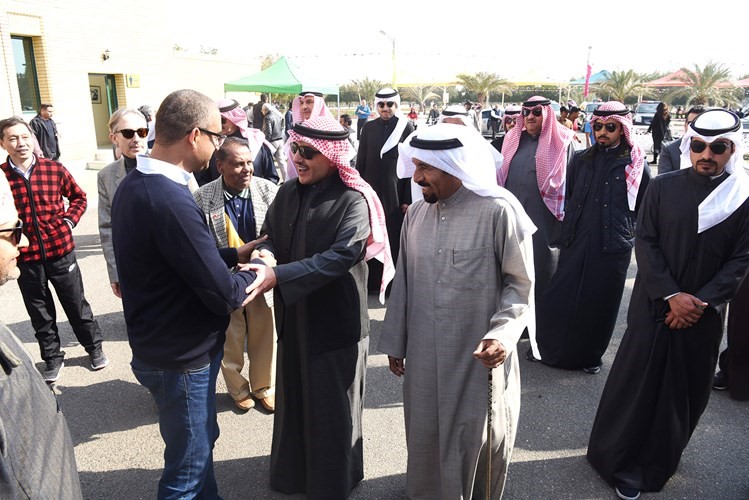 الشيخ د.أحمد ناصر المحمد مصافحا السفير التونسي أحمد بن الصغير