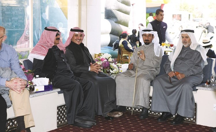 الشيخ علي الجابر والشيخ د.أحمد ناصر المحمد وخالد الجارالله والشيخ خليفة بن حمد في مزرعة عزايز (أحمد علي)