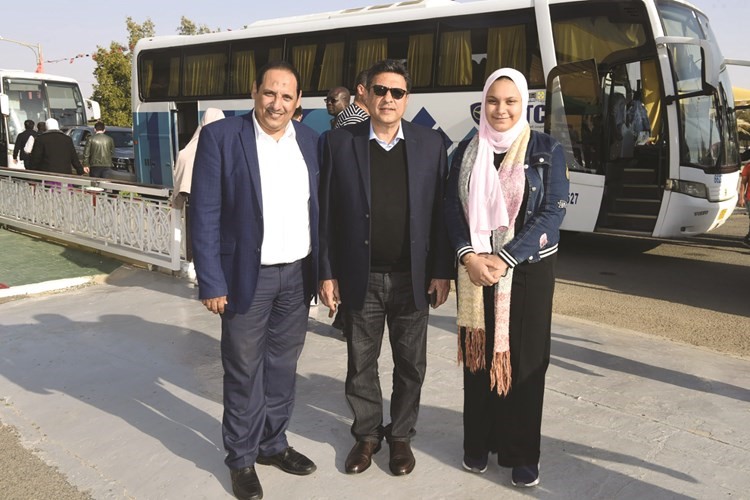 السفير المصري طارق القوني والزميل اسامة ابو السعود وابنته مريم
