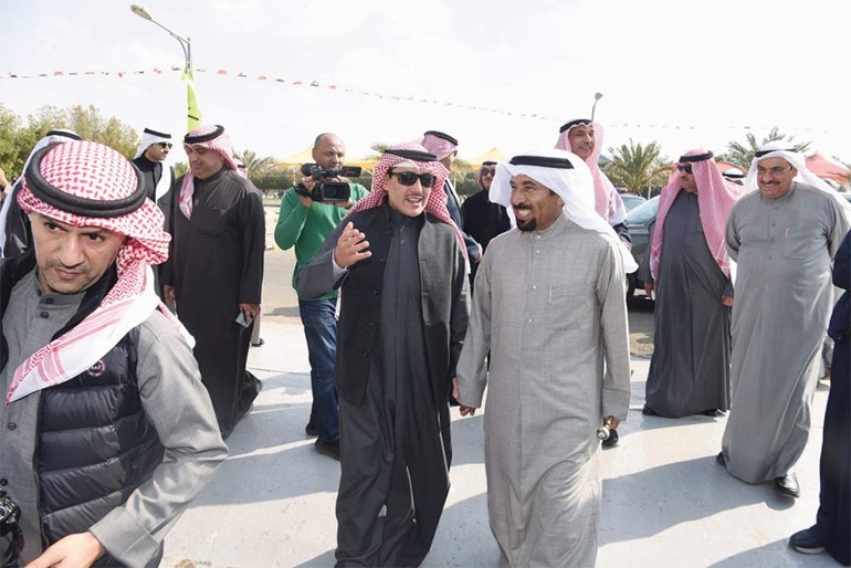الشيخ د. أحمد ناصر المحمد والشيخ علي الجابر وعدد من الحضور في مزرعة عزايز (أحمد علي)
