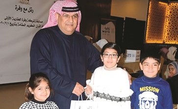 إبراهيم الربيعان يسلم الأطفال المشاركين هداياهم