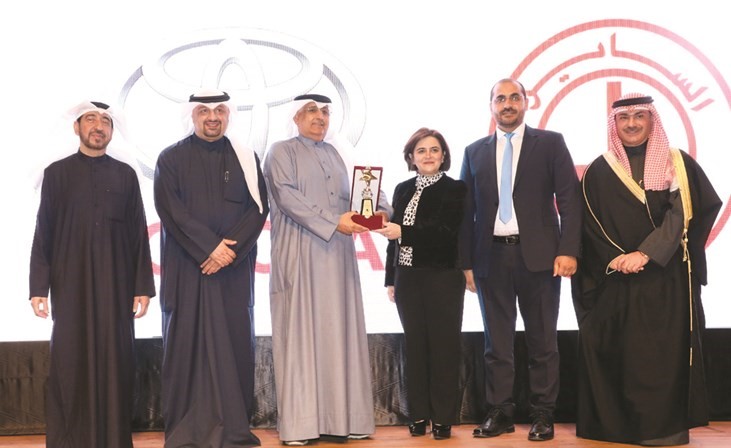 د.غدير أسيري تسلم مجموعة الساير جائزة التميز في المسؤولية الاجتماعية
