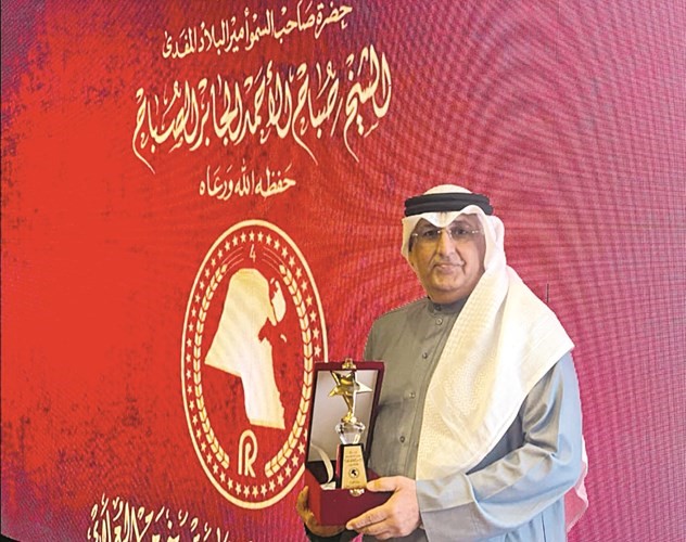 عبدالله الشويع متسلما جائزة التميز