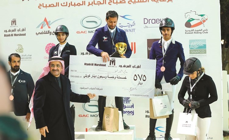 عمر سليمان القاضي يتوج الفائزين في البطولة