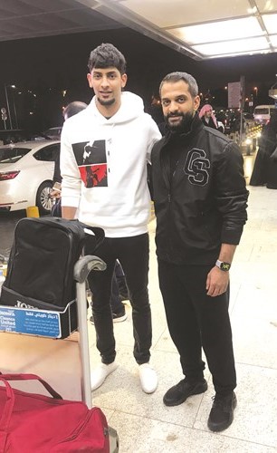 محمد عنان قبيل مغادرته البحرين متجها إلى الكويت