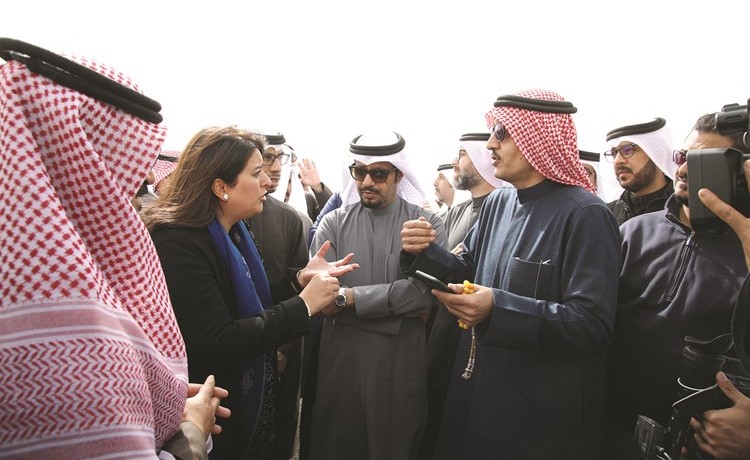 حوار بين الوزيرة د.رنا الفارس وأحد الحضور ويبدو النائبان د.محمد الحويلة وماجد المطيري	(ريليش كومار)
