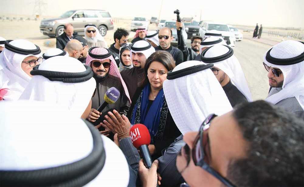 الوزيرة د.رنا الفارس خلال جولتها في مدينة صباح الأحمد السكنية ويبدو النائب د.محمد الحويلة (ريليش كومار)