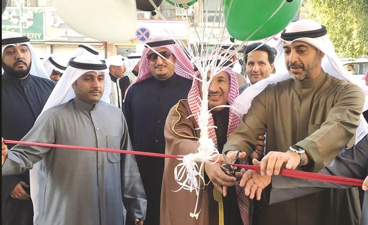 الشيخ محمد العبد الله ووليد الجاسم خلال افتتاح المعرض المصاحب