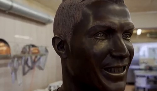 بالفيديو.. تمثال رونالدو "شوكولاندو" بقياسات حقيقية
