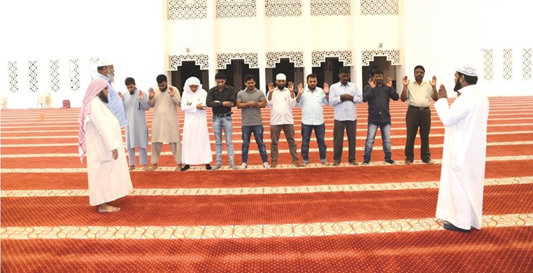 تعليم المهتدين الصلاة