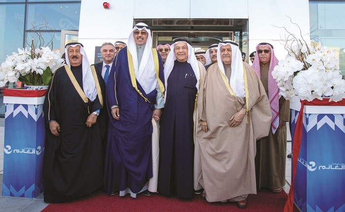 الشيخ فواز الخالد إلى جانب رئيس مجلس ادارة صناعات الغانم قتيبة الغانم اثناء قص شريط الافتتاح